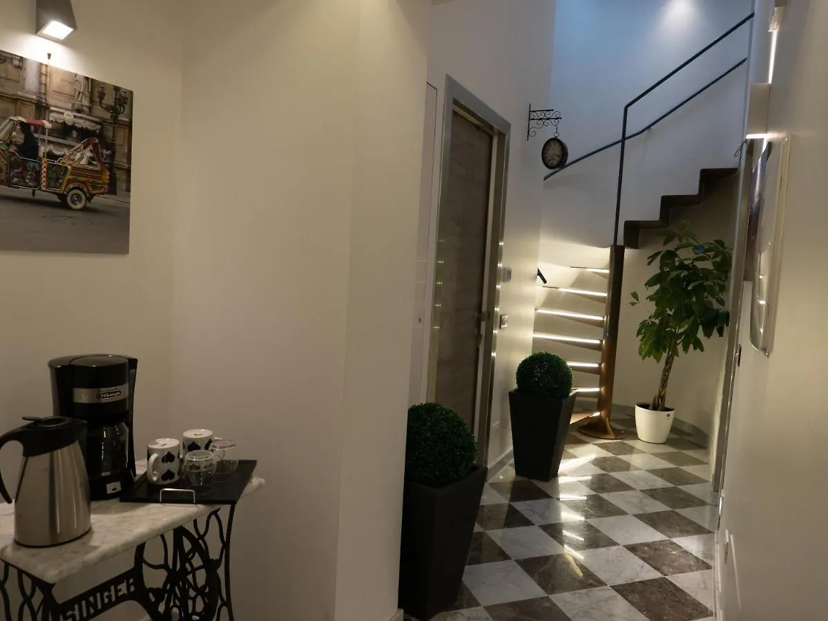 San Francesco Rooms L.T. Palermo 2*,  Italia